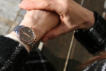 Dámské hodinky skvěle doplní váš styl. Jak ale vybrat ty správné?