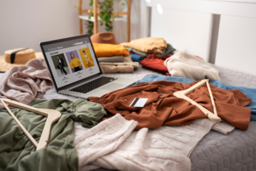 Proč oblečení z e-shopu působí jinak než v obchodě a jak nebýt zklamaná?