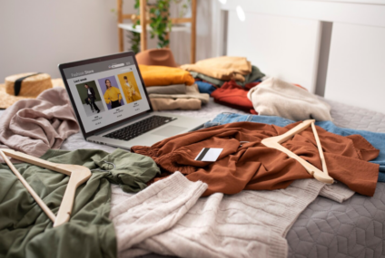 Proč oblečení z e-shopu působí jinak než v obchodě a jak nebýt zklamaná?