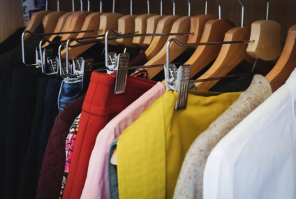 Jak zabránit tomu, aby oblečení ve skříni zatuchlo