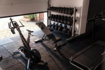 Domácí gym za pár stovek: Co má smysl koupit a které pomůcky jsou jen vyhozené peníze?